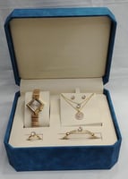 طقم نسائي من ماركة ريفولي