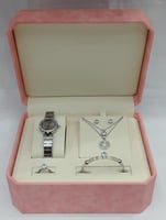 طقم نسائي من ماركة ريفولي