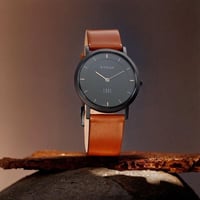 ساعة تيتان كوارتز أنالوج بمينا أسود وسوار جلدي للر...