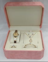 طقم نسائي من ماركة ريفولي