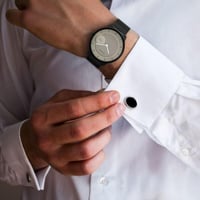 ساعة تيتان إيدج نحيفة بسوار جلدي ومينا بيج تناظرية...