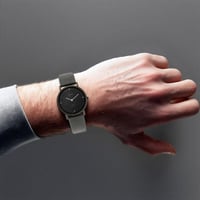 ساعة تيتان إيدج للرجال بمينا كوارتز سوداء وسوار جل...