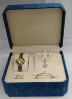 طقم نسائي من ماركة ريفولي