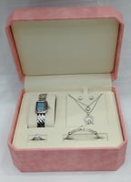 طقم نسائي من ماركة ريفولي