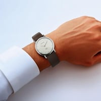 ساعة تيتان إيدج للرجال بمينا فضي وسوار من الفولاذ...