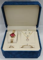 طقم نسائي من ماركة ريفولي