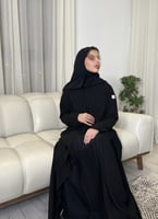 عباية بفستان داخلي مشبوك