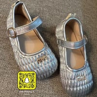 حذاء ميو ميو بشعار الماركة بناتي