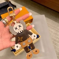 ميداليه لويس فيتون لون بني