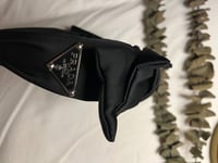 طوق برادا اسود