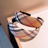 طوق بيربري فخم