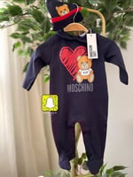 طقم موسكينو مع القبعة