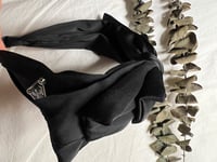 طوق برادا اسود