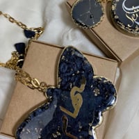 تعليقة سيارة شكل فراشه