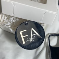 ميدالية دائريه مقاس 5سم بالورد