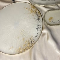 صحن دائري ب اسماء العرسان مقاس 26 سم