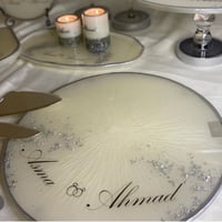 صحن دائري ب اسماء العرسان مقاس 26 سم