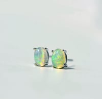 اقراط حجر الاوبال