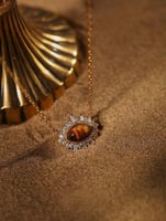 قلادة بحجر عين النمر