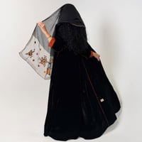 عباية مخمل بتصميم مميز