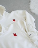 هودي القلب مطرز بحروف مخصصة