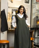 مريول مدرسي متوسط للون زيتي