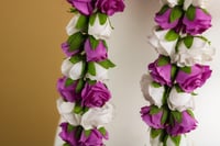 طوق تخرج بالاسم مع ورد للون البنفسجي