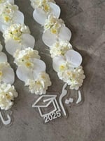 طوق تخرج بالاسم مع الورد الاوركيد الصناعي الفاخر