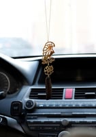 تعليقة سيارة بالاسم شكل الصقر وكسرة العود