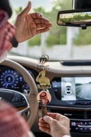 تعليقة سيارة بصوره مع العسكري وكسرة العود