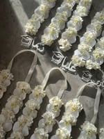 طوق تخرج بالاسم مع الورد الاوركيد الصناعي الفاخر