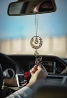 تعليقة كسرة العود بالاسم مع حروف متداخلة