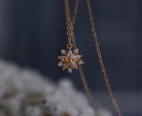 قلادة ندفه الثلج اللامع