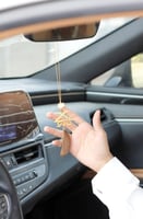 تعليقة سيفين ونخلة شعار المملكة مع كسرة العود