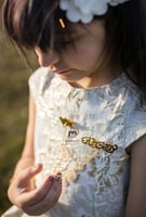 بروش اطفال بالاسم مع قلب وفراشه