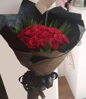 تغليف هدايا بالورد الطبيعي والصناعي حسب الطلب