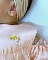 بروش بناتي بالاسم مع وردة