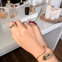 طقم اساور و خواتم مطلي بالاسم حسب الطلب