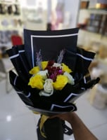 تغليف هدايا بالورد الطبيعي والصناعي حسب الطلب