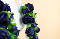 طوق تخرج بالاسم مع الورد للون ازرق داكن