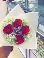 تغليف هدايا بالورد الطبيعي والصناعي حسب الطلب