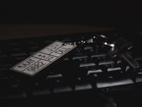 ميدالية مفتاح لوحة سيارة مع عبارة