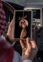 تعليقة سيارة بصورة مع كسرة العود