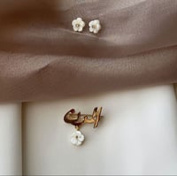 بروش بناتي بالاسم مع وردة