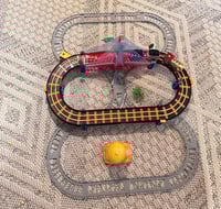 لعبة سكة القطار بجسر معلق