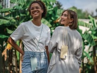 كفر حماية Woodcessories مع تعليقه أيفون 12/12 برو...