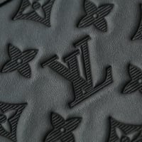 باوتش لويس فيتون شامل ملحقات الماركة