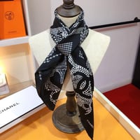 سكارف شانيل حرير للتوصيل الفوري بدون العلبة