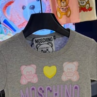 تيشيرت موسكينو مجموعة من ثلاث تيشيرتات مع العلبة ج...