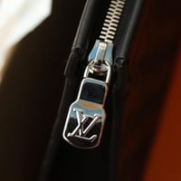 باوتش لويس فيتون شامل ملحقات الماركة